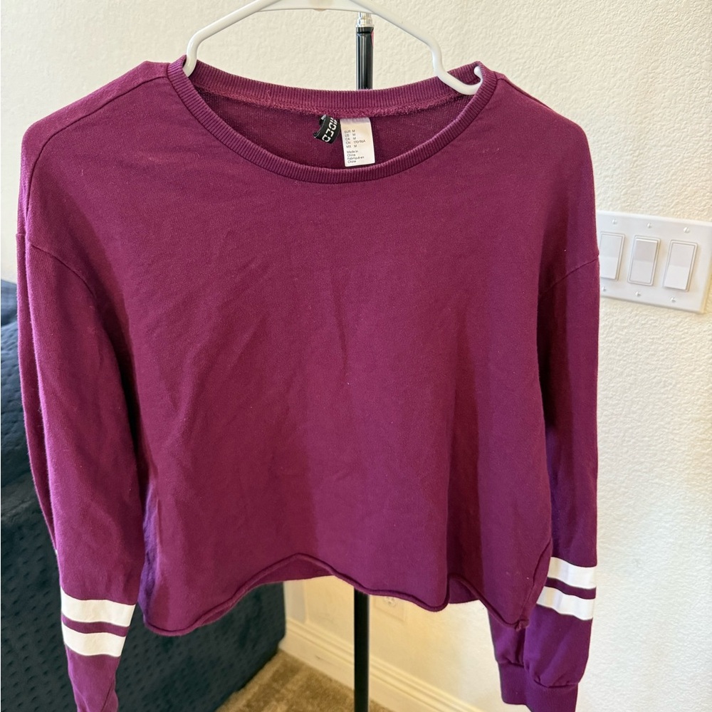 H&M Divided Women’s Purple Cropped Long Sleeve Sweatshirt Size Medium